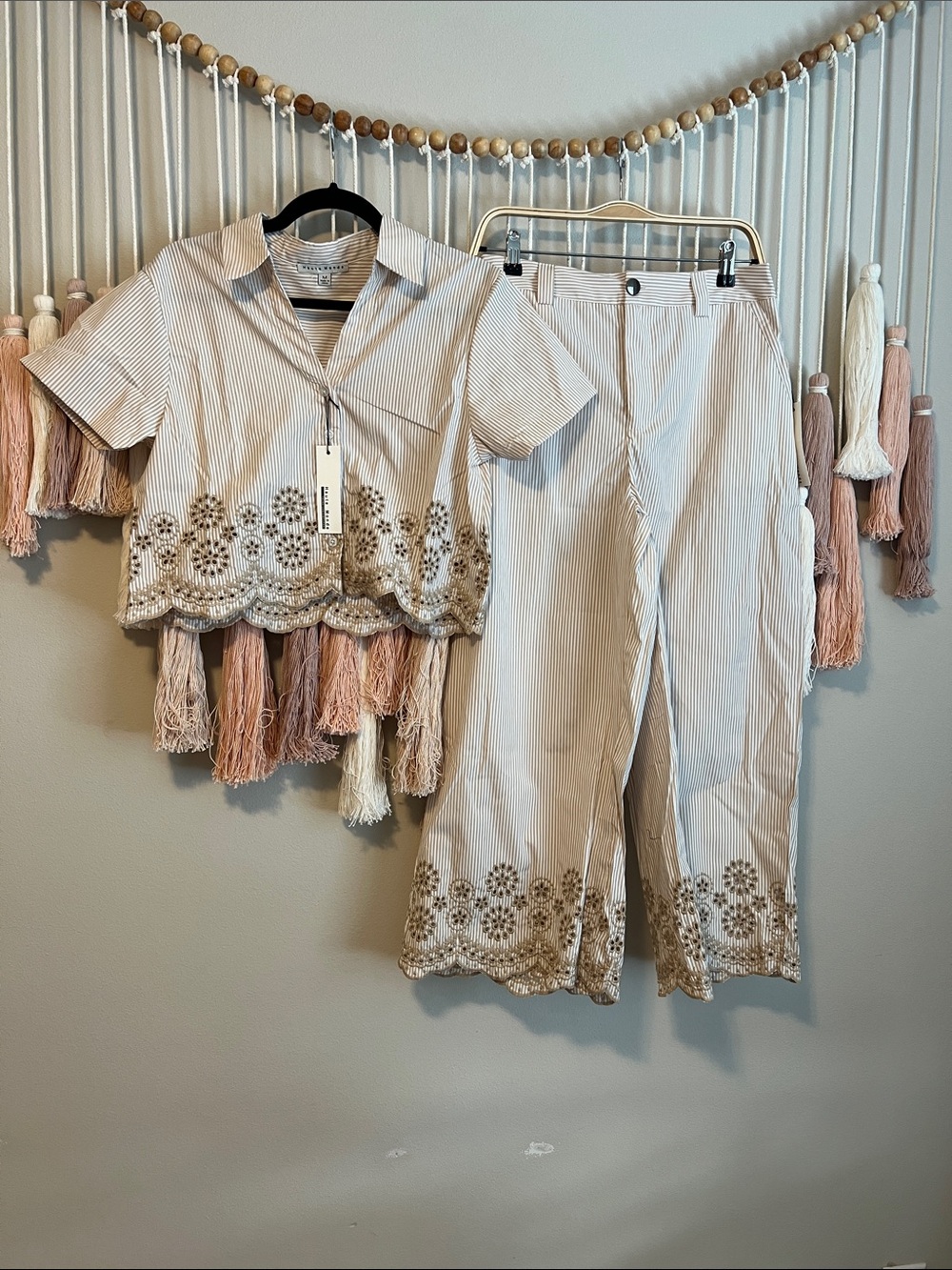 Haute Monde Cream Pinstripe Cropped Button Leg Pants Set size M